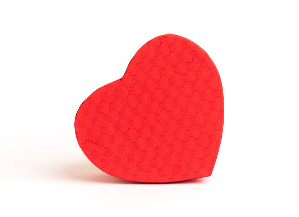 Piros doboz alakú szív. Ajándékdoboz Valentin napra. Fehér alapon elszigetelve. - Fotó, kép