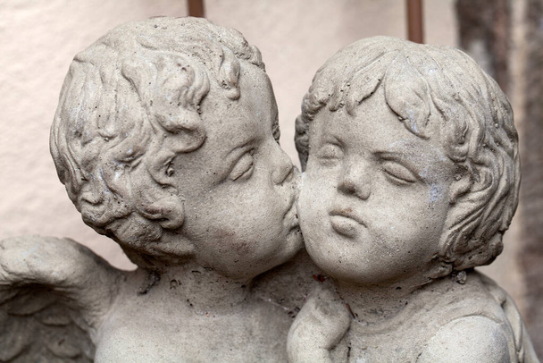 Figurinha de dois anjos beijando - Foto, Imagem