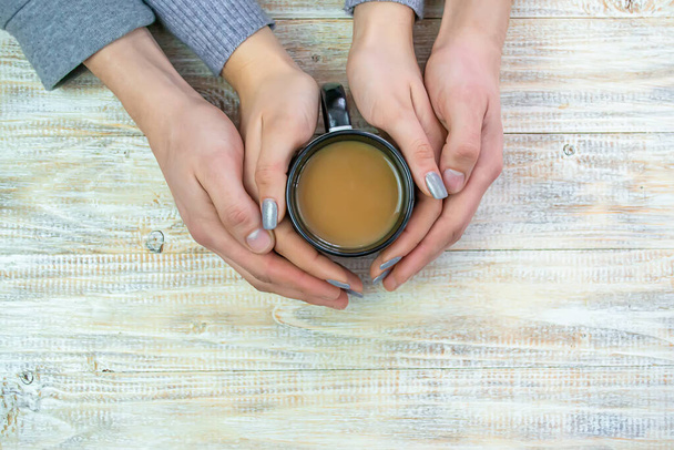 Έννοια των αρσενικών και θηλυκών χεριών, της αγάπης και του καφέ - Φωτογραφία, εικόνα