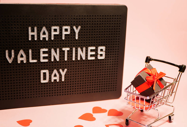 バレンタインデーの販売。ギフトボックス付きのショッピングカード。伝言板の背景。オンラインショッピング  - 写真・画像