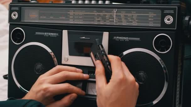 Erkek El Teybi Retro Ses Kaydı 'na Ekle ve Çalma Düğmesine Bas - Video, Çekim