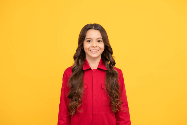 menina adolescente feliz na camisa vermelha tem emoções positivas, felicidade. - Foto, Imagem