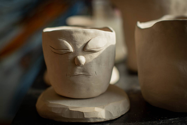 Pottery studio. keramika Cley objekt v dílně umělce čeká na zpracování - Fotografie, Obrázek