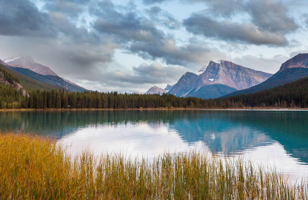 Спокійна сцена біля гірського озера в Канаді на заході сонця. - Фото, зображення