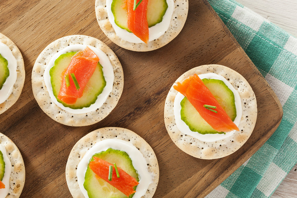 Salmon and Cracker Hor D'oeuvres - Foto, afbeelding