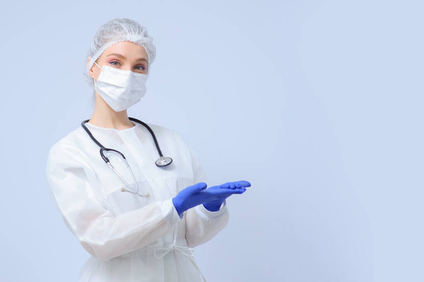 Retrato de uma médica ou enfermeira que usa boné médico e máscara facial - Foto, Imagem