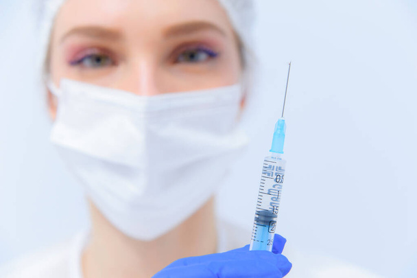 De arts vult de spuit met medicijnen, close-up. Vaccinatie en immunisatie - Foto, afbeelding