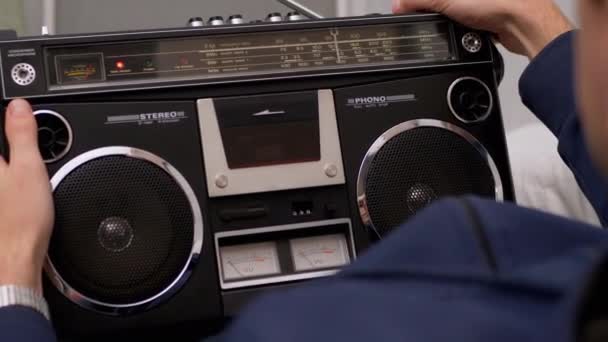 Male Holds Retro Audio Recorder in Hands, Tunes Συχνότητα, Ακούει Μουσική - Πλάνα, βίντεο