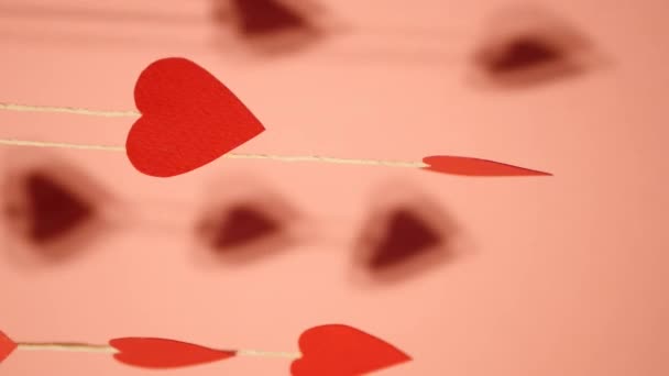 Papírhólyag koszorú átadás. Valentin napi dekoráció. Függőleges videó - Felvétel, videó