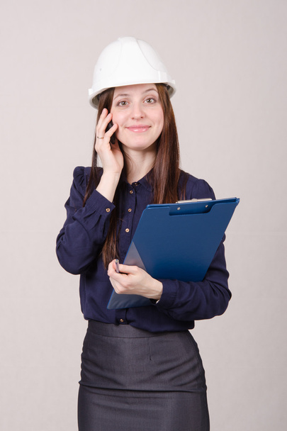 stavební dělník mluví se zákazníkem na telefonu - Fotografie, Obrázek