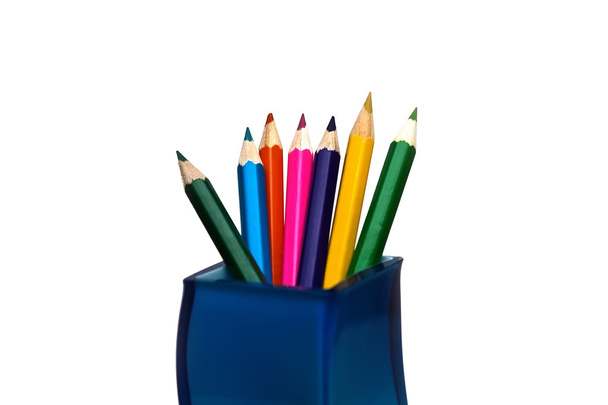 ペンおよび鉛筆ホルダーと白の背景に色鉛筆 - 写真・画像