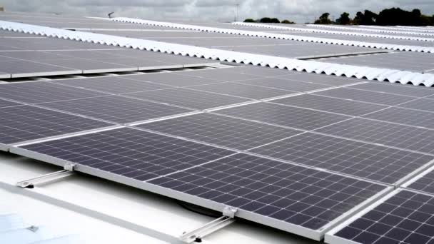 Paneles solares en el techo de un almacén industrial. Eficiencia energética para un mundo más sostenible y respetuoso con el medio ambiente. - Imágenes, Vídeo