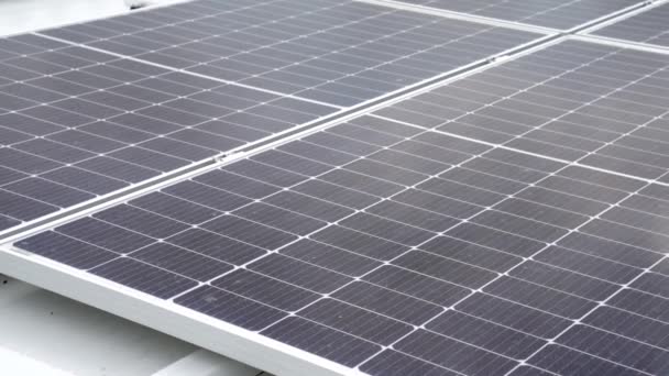 Aurinkopaneelit teollisuusvaraston katolla. Energiatehokkuus kestävämmässä ja ympäristöystävällisemmässä maailmassa. - Materiaali, video
