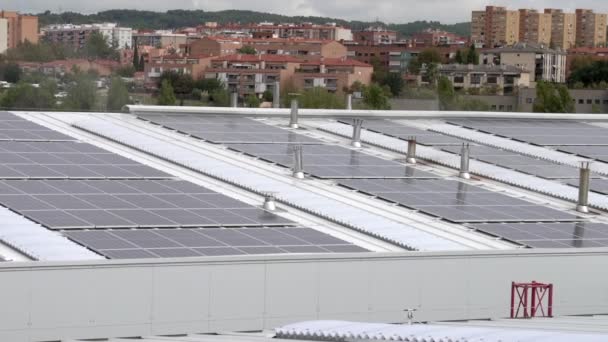 Napelemek egy ipari raktár tetején. Energiahatékonyság a fenntarthatóbb és környezetbarátabb világért. - Felvétel, videó