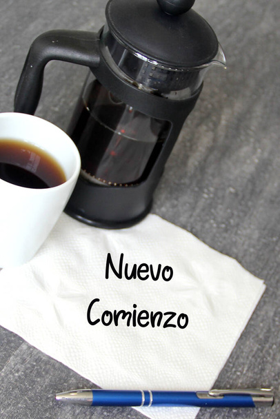taza de caf y prensa franca y servilleta blanca con mensaje "Nuevo comique"" - Фото, изображение