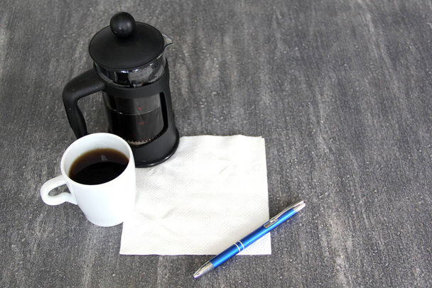 taza de café y prensa francesa y servilleta blanca para el mensaje - Foto, imagen