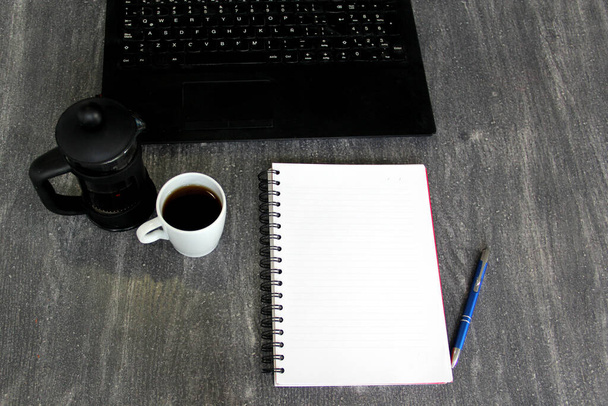 oficina en casa laptop, celular, libreta de apuntes bolier, cafe manzana - Фото, изображение