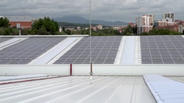 Сонячні панелі на даху промислового складу. Енергоефективність для сталого та екологічно чистого світу
. - Кадри, відео