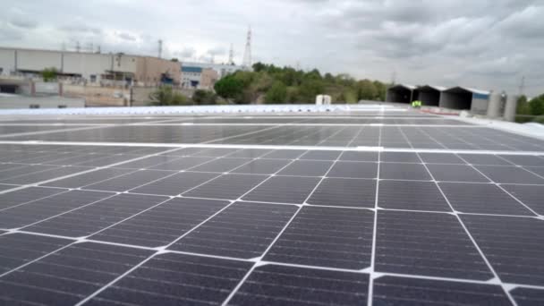 Solární panely na střeše průmyslového skladu. Energetická účinnost pro udržitelnější a ekologičtější svět. - Záběry, video