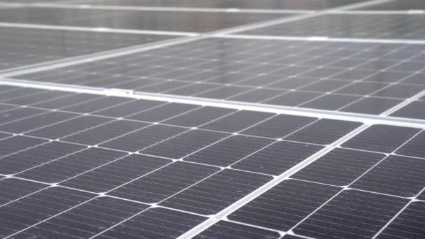 Сонячні панелі на даху промислового складу. Енергоефективність для сталого та екологічно чистого світу
. - Кадри, відео