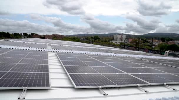 Panele słoneczne na dachu magazynu przemysłowego. Efektywność energetyczna na rzecz bardziej zrównoważonego i przyjaznego środowisku świata. - Materiał filmowy, wideo