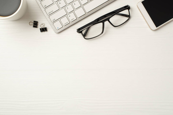 Πλαίσιο περιγράμματος πάνω όψη φωτογραφία του κινητού γυαλιά φλιτζάνι φρέσκο πρωινό espresso πληκτρολόγιο απομονωμένο λευκό ξύλινο φόντο με κενό χώρο - Φωτογραφία, εικόνα