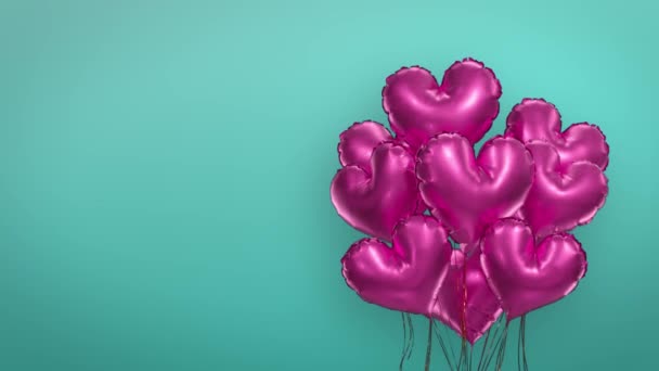 Stelletje lucht roze ballonnen van harten op een berken achtergrond - Video