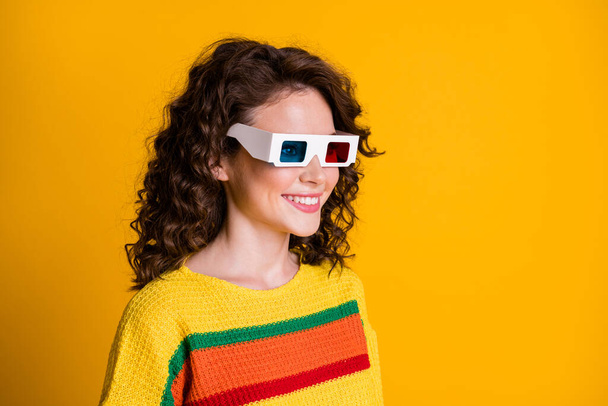 Профиль портрет милой сладкой позитивной девушки в 3D очки смотреть фильм носить свитер изолированы на ярко-желтый цвет фона - Фото, изображение