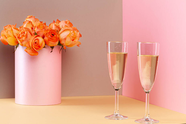 Kaksi lasillista samppanjaa ja kukkakimppu ruusuja - Valokuva, kuva