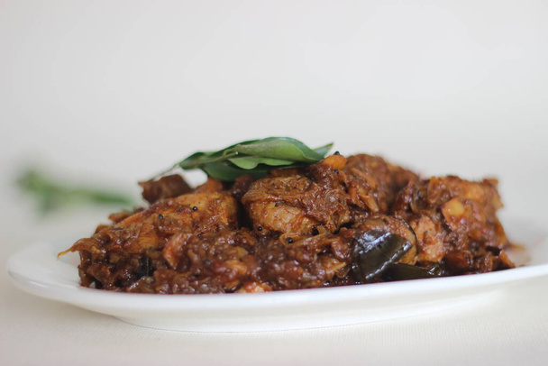 Száraz szószos csirkemell pörkölt Kerala stílusban, kókuszolajjal és kókuszdarabbal elkészítve - Fotó, kép