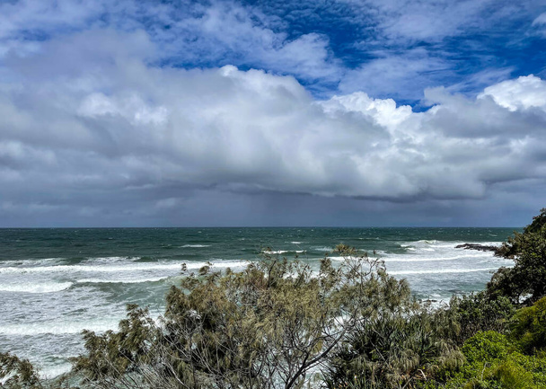 Vista del promontorio roccioso di Point Perry che segna l'estremità meridionale della bellissima spiaggia di Coolum, nella Sunshine Coast, Queensland, Australia - Foto, immagini