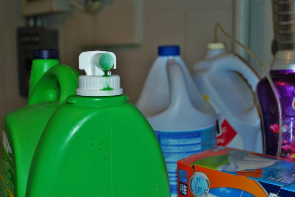 Closeup de roupa detergente tecido abrandador alvejante e folhas de secagem em uma lavanderia porão - Foto, Imagem