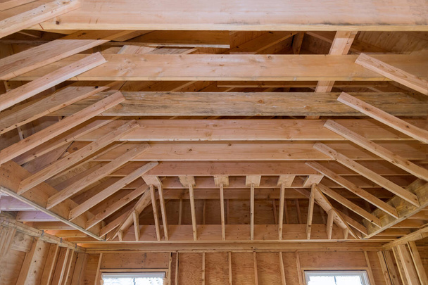 vigas de madeira teto emoldurado edifício sob construção interior residencial - Foto, Imagem
