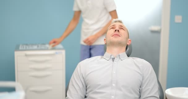 Männlicher Patient wartet auf den Zahnarzt - Filmmaterial, Video