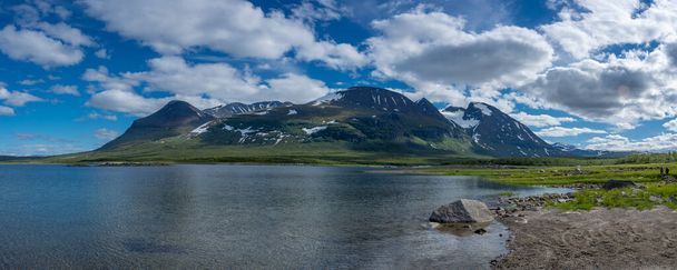 Lac Akkajaure sous la montagne Akka Massif vue d'été dans le parc national suédois Big Lake au nord du cercle polaire arctique en Laponie, Suède. - Photo, image