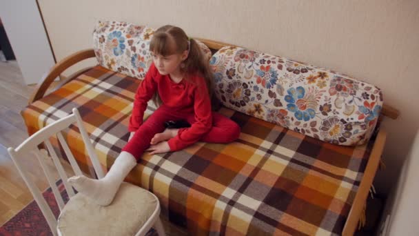 Kleines Mädchen mit Gips - Filmmaterial, Video