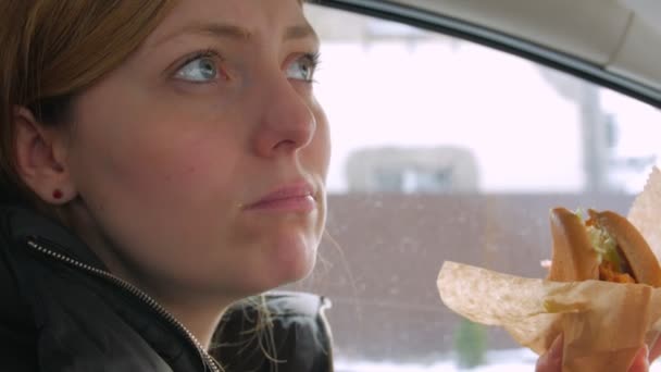 Frau isst leckeren Burger - Filmmaterial, Video