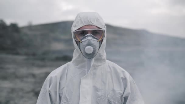 Ritratto di un assistente di laboratorio con una maschera che esce dal fumo velenoso - Filmati, video
