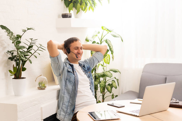 teknologia, etätyö ja elämäntapa konsepti onnellinen mies kannettavan tietokoneen ottaa video chat ja heiluttaa käsi kotona toimistossa - Valokuva, kuva