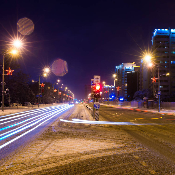 Droga w zimową noc, miasto, samochody, prędkość światła - Zdjęcie, obraz