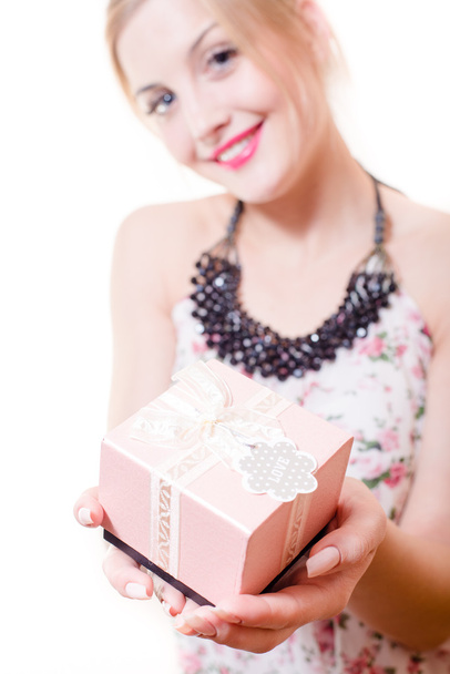 Girl holding pink box gift - Φωτογραφία, εικόνα