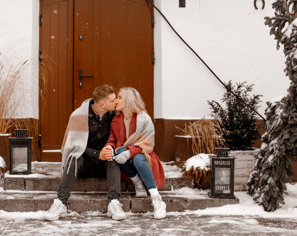 Cintura al aire libre retrato de la joven hermosa pareja sonriente feliz posando en la calle. Recibido, espacio vacío. Abrazando fechas en ropa de invierno mirando a la cámara en un entorno natural. Vacaciones de invierno. - Foto, Imagen