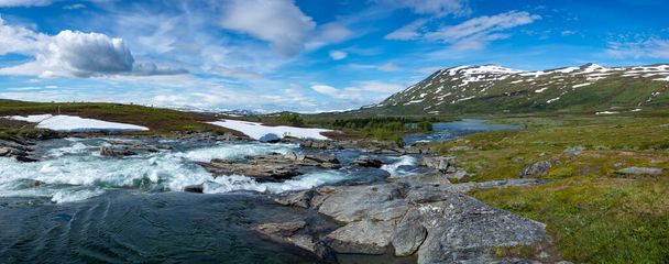 Великий річковий пейзаж і гірська долина в національному парку Паджеланта на півночі Швеції з великою дикою річкою.. - Фото, зображення
