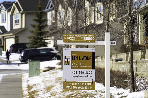 January 30 2021 - Calgary, Albeta - Canada real estate sign to sell house - Foto, imagen