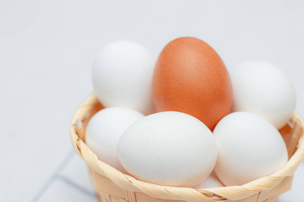 курячі яйця на перевіреному кухонному рушнику на легкому столі. концепція сільськогосподарської продукції та натуральної їжі. Стаття про домашню продукцію. Свіжі курячі яйця. Здорова дієта
 - Фото, зображення