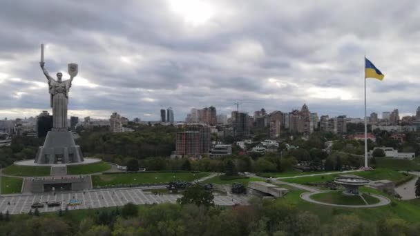 Widok z lotu ptaka na Pomnik Ojczyzny w dzień - Materiał filmowy, wideo