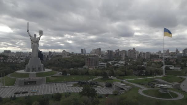 Letecký pohled z bezpilotního letounu na Památník vlasti za denního světla - Záběry, video