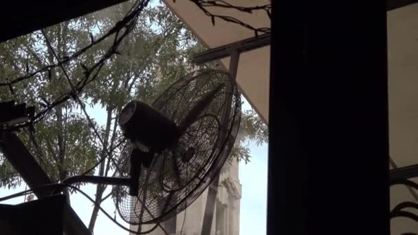 Detailní záběr kmitajícího chladicího ventilátoru vodní mlhy v siluetě - Záběry, video