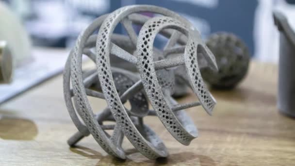 Objeto impreso en la impresora 3D de polvo de poliamida en primer plano - Imágenes, Vídeo