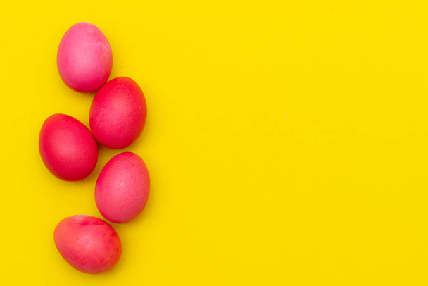 Bemalte Eier auf gelbem Hintergrund. Hühnereier auf gelbem Hintergrund. Hühnereier sind gefärbt. Ostern. Orthodoxer Feiertag. Ein Artikel über Ostern. Artikel über Nutzen und Schaden von Eiern. Kopierraum. Gelber Hintergrund. Nahrungsmittel. Die Zutat - Foto, Bild